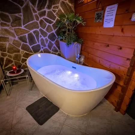 Korosec And Wellness Centre אורחן מוזירייה